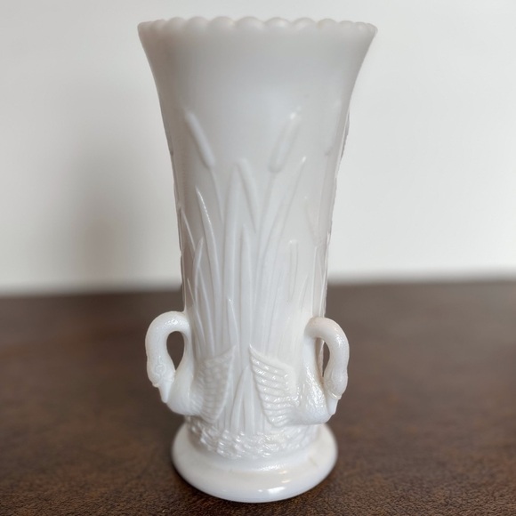 Vintage Westmoreland Vase White Milk Glass with Swans and Cattails - Picture 1 of 15